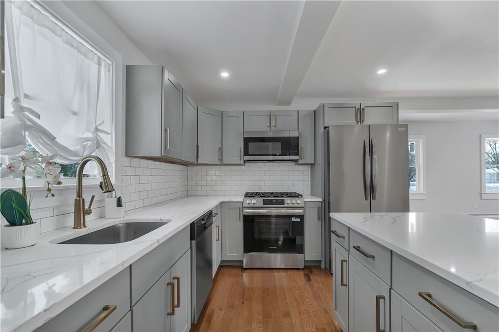 79 Suburban Parkway, Warwick, RI 02889