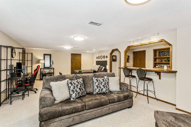 4834 N Homestead St, Bel Aire, KS 67220