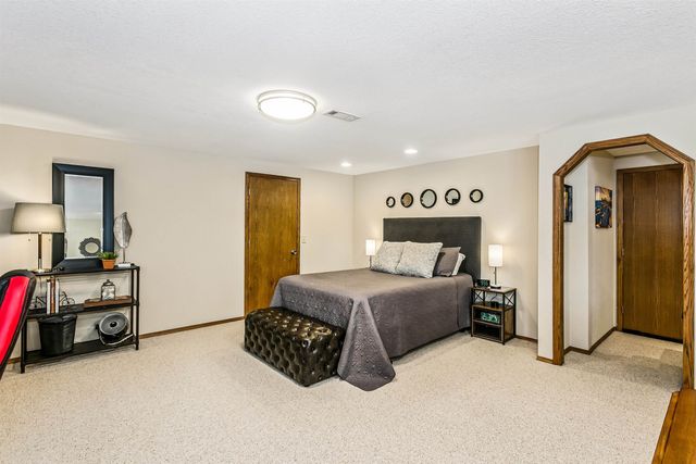 4834 N Homestead St, Bel Aire, KS 67220