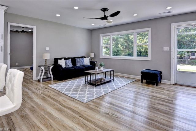 6999 Linda CIR, Hayes, VA 23072