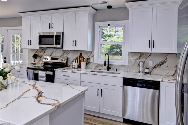 6999 Linda CIR, Hayes, VA 23072