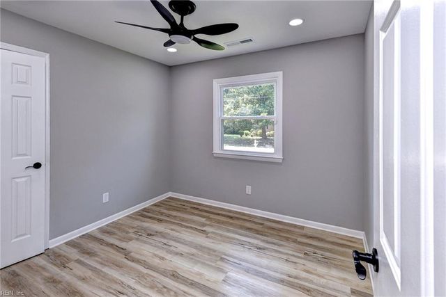 6999 Linda CIR, Hayes, VA 23072