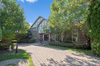 3377 Indian Summer Drive, Bloomfield Hills, MI 48302