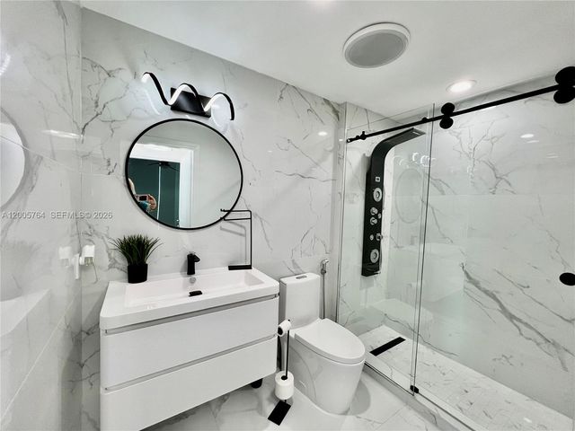 300 S Biscayne Blvd 3502, Miami, FL 33131