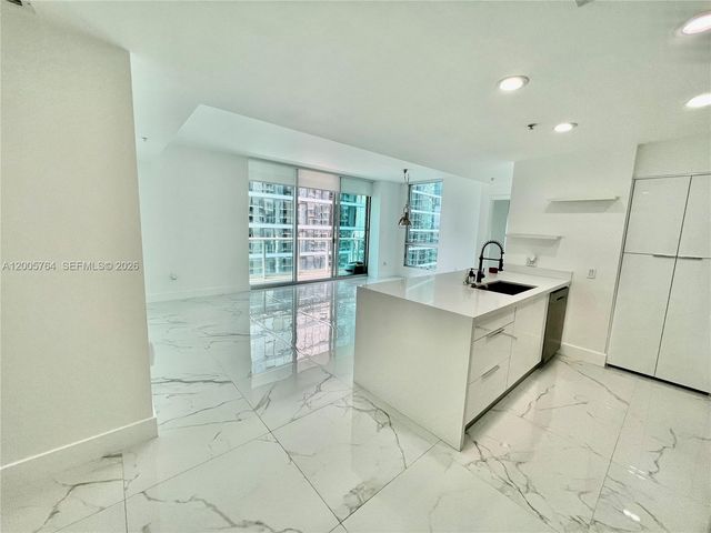 300 S Biscayne Blvd 3502, Miami, FL 33131
