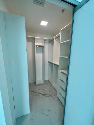 300 S Biscayne Blvd 3502, Miami, FL 33131