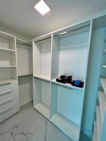 300 S Biscayne Blvd 3502, Miami, FL 33131