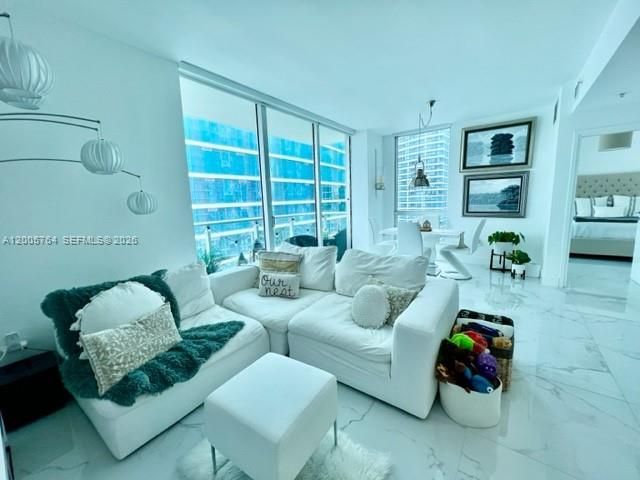 300 S Biscayne Blvd 3502, Miami, FL 33131