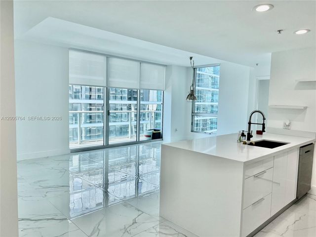 300 S Biscayne Blvd 3502, Miami, FL 33131