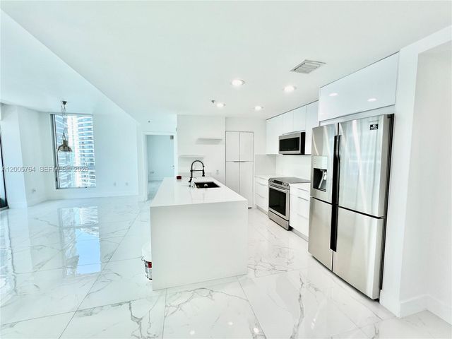 300 S Biscayne Blvd 3502, Miami, FL 33131