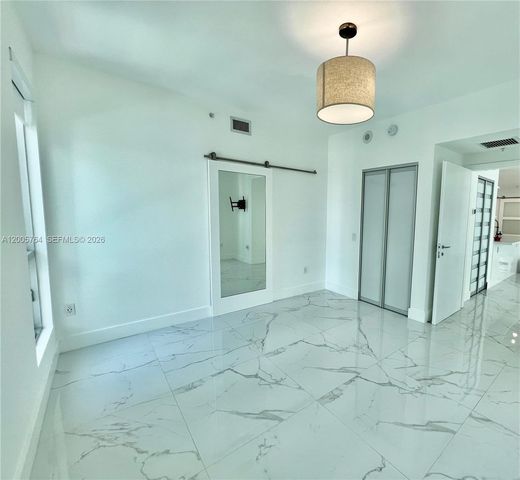 300 S Biscayne Blvd 3502, Miami, FL 33131