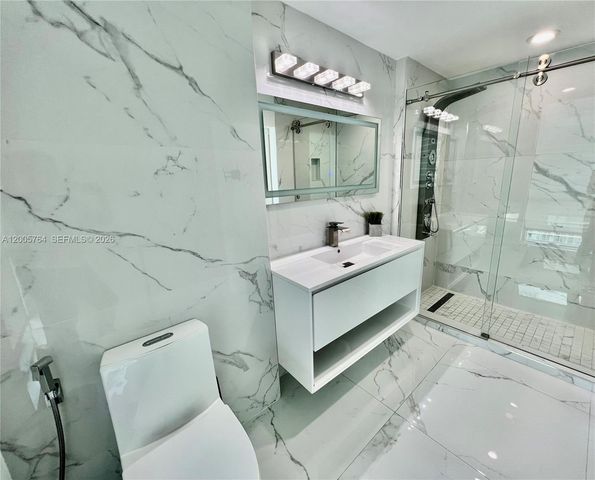 300 S Biscayne Blvd 3502, Miami, FL 33131