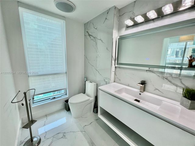 300 S Biscayne Blvd 3502, Miami, FL 33131