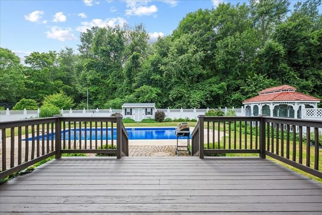 20 Hilltop Farm Rd, Auburn, MA 01501