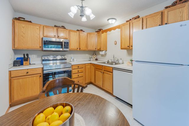 1555 County Road D E B, Maplewood, MN 55109