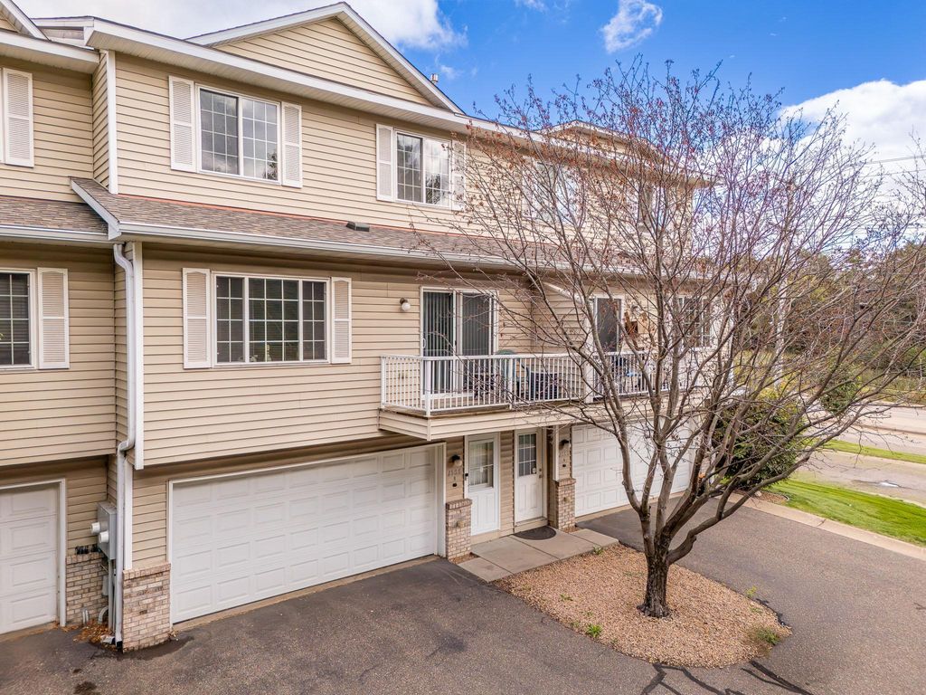 1555 County Road D E B, Maplewood, MN 55109