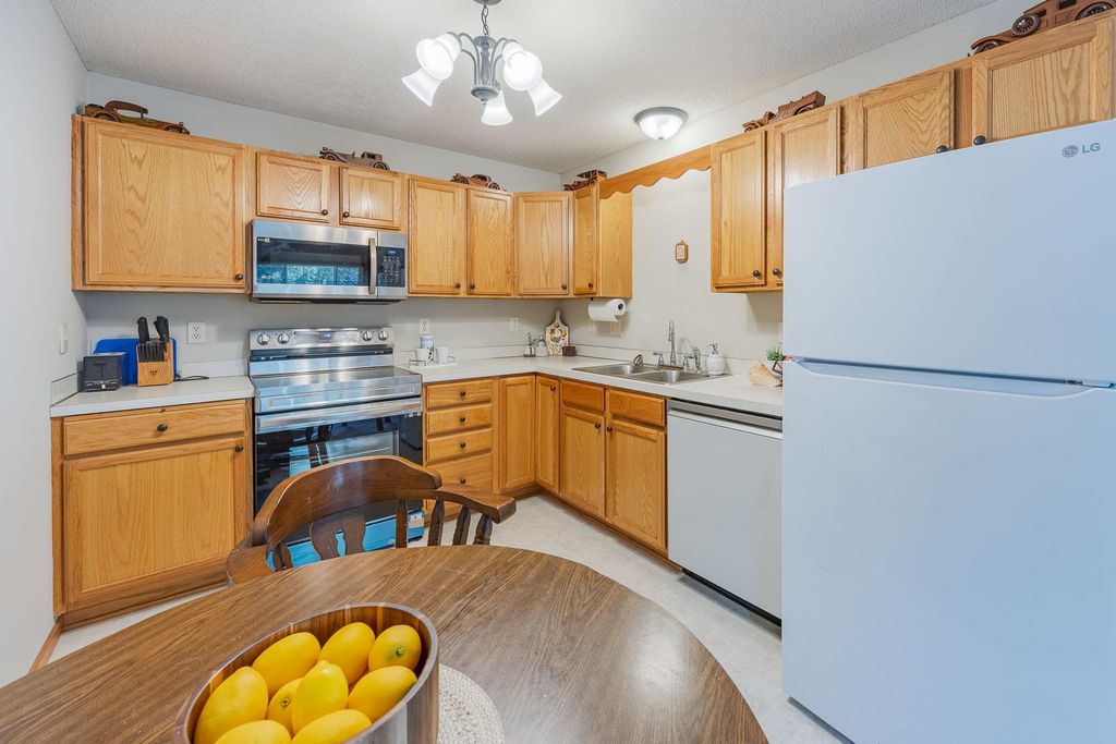 1555 County Road D E B, Maplewood, MN 55109 — photo 4