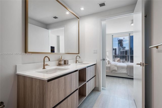 77 SE 5th Street 3001, Miami, FL 33131