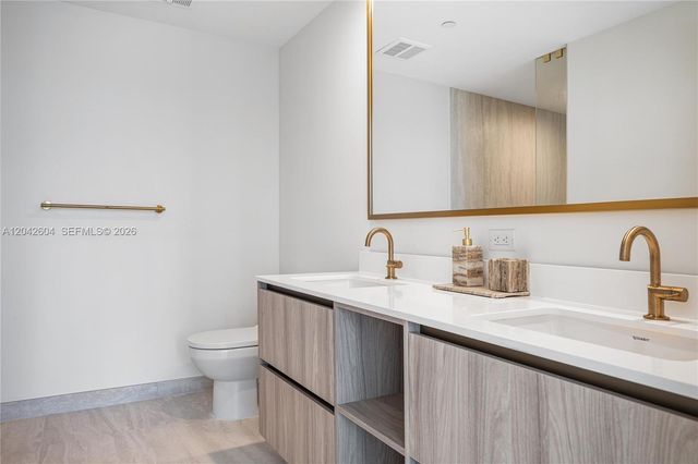 77 SE 5th Street 3001, Miami, FL 33131
