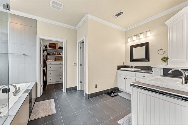 5606 S 46th Street, Rogers, AR 72758