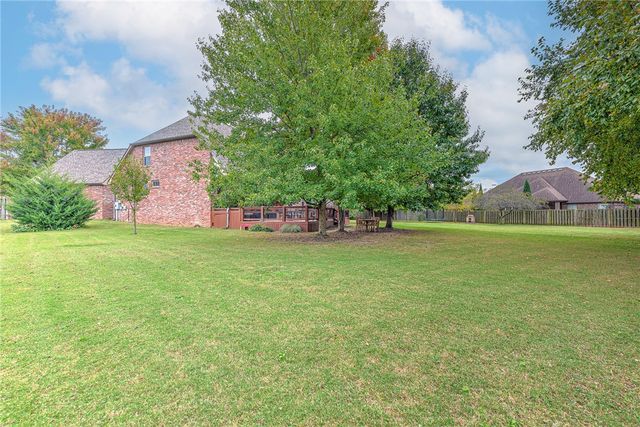 5606 S 46th Street, Rogers, AR 72758