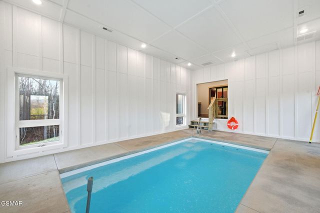 638 Ridge Top Loop, Gatlinburg, TN 37738