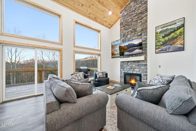 638 Ridge Top Loop, Gatlinburg, TN 37738