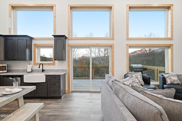 638 Ridge Top Loop, Gatlinburg, TN 37738