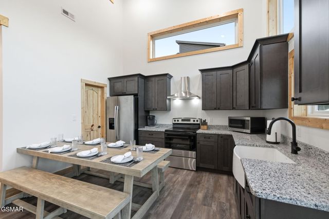 638 Ridge Top Loop, Gatlinburg, TN 37738