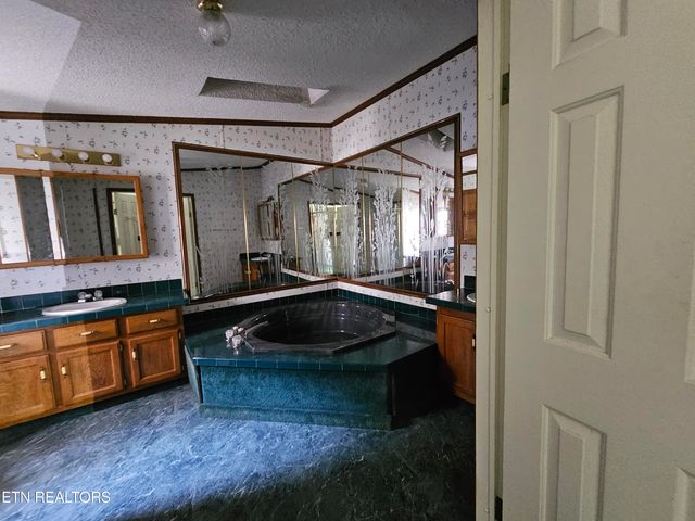 576 Mecca Pike, Tellico Plains, TN 37385