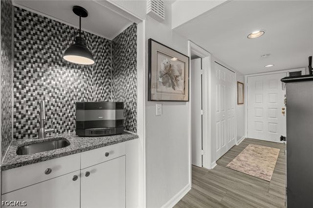 2069 W Lakeview BLVD 5, North Fort Myers, FL 33903