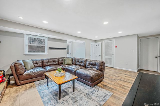 4 Lehigh Drive, Smithtown, NY 11787