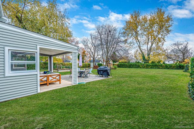 4 Lehigh Drive, Smithtown, NY 11787