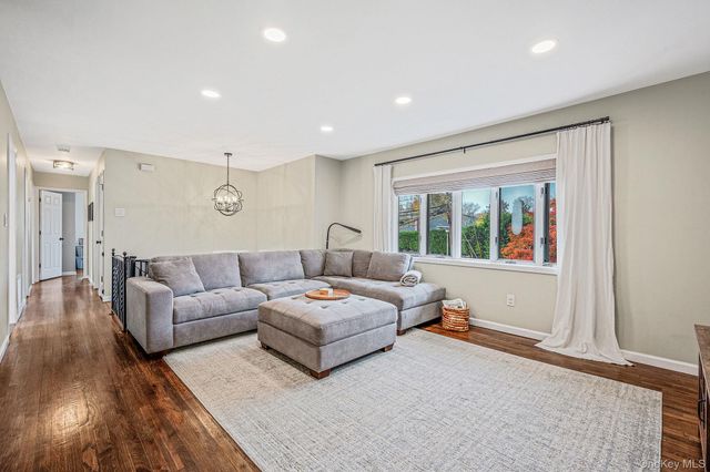 4 Lehigh Drive, Smithtown, NY 11787