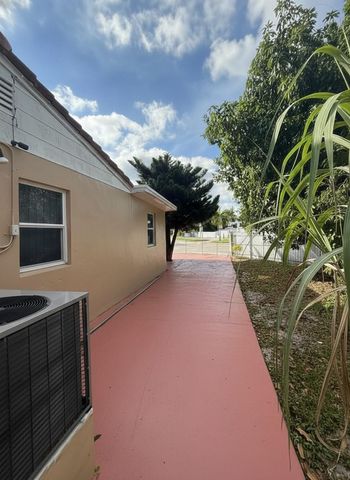 691 NW 187th St, Miami, FL 33169