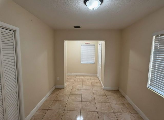 691 NW 187th St, Miami, FL 33169