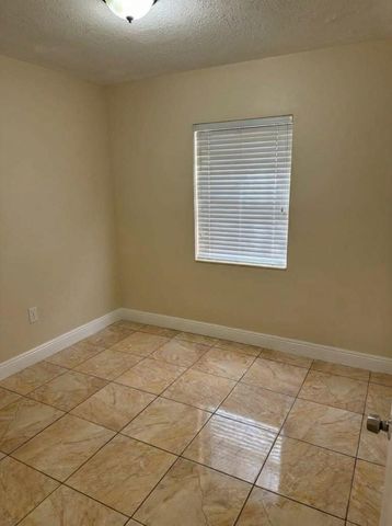 691 NW 187th St, Miami, FL 33169