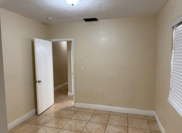 691 NW 187th St, Miami, FL 33169