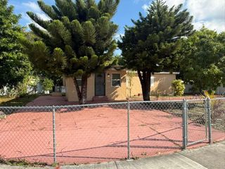 691 NW 187th St, Miami, FL 33169