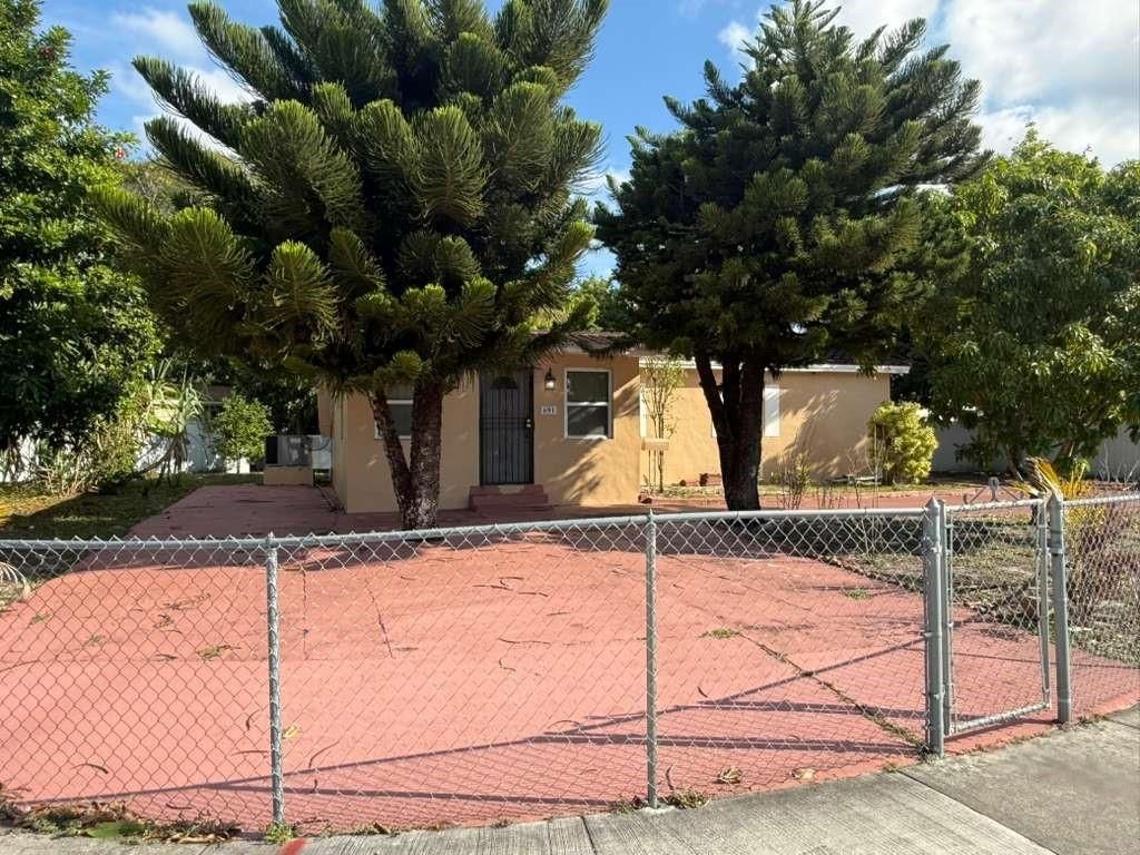 691 NW 187th St, Miami, FL 33169