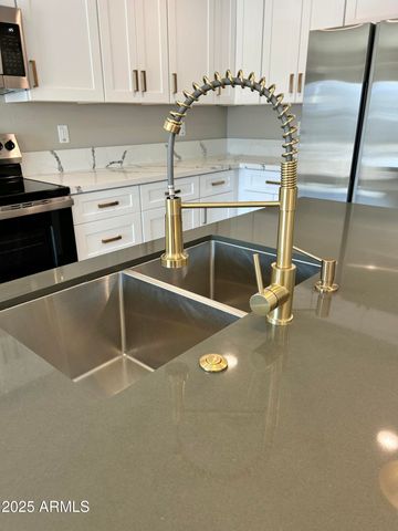 905 W DOBBINS Road, Phoenix, AZ 85041