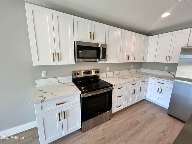 905 W DOBBINS Road, Phoenix, AZ 85041