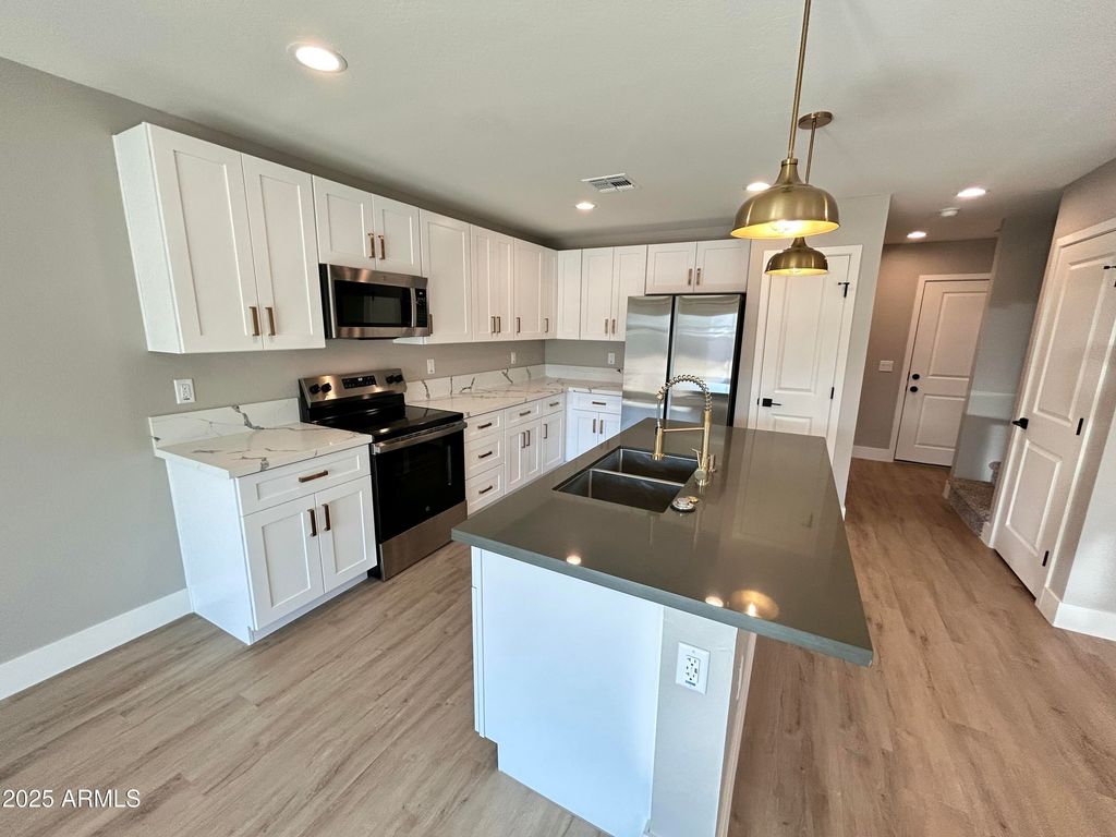 905 W DOBBINS Road, Phoenix, AZ 85041