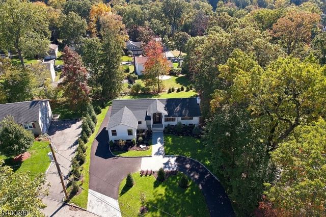 68 Grover Ln, West Caldwell Twp., NJ 07006