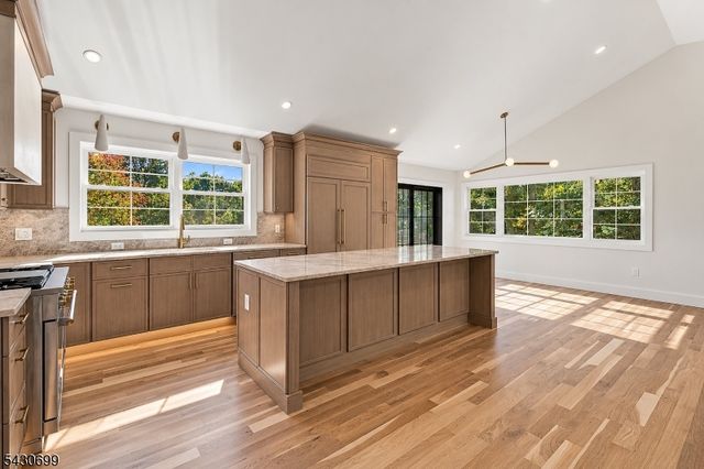68 Grover Ln, West Caldwell Twp., NJ 07006