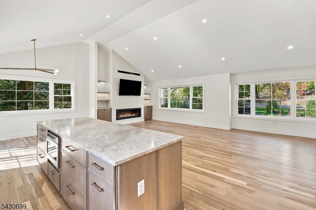 68 Grover Ln, West Caldwell Twp., NJ 07006