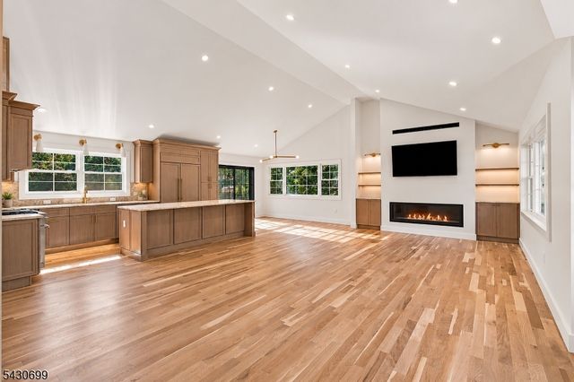 68 Grover Ln, West Caldwell Twp., NJ 07006