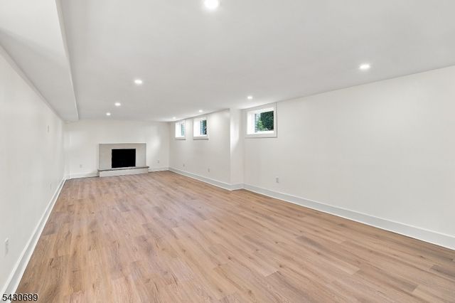 68 Grover Ln, West Caldwell Twp., NJ 07006