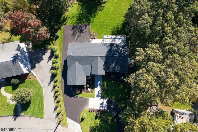 68 Grover Ln, West Caldwell Twp., NJ 07006