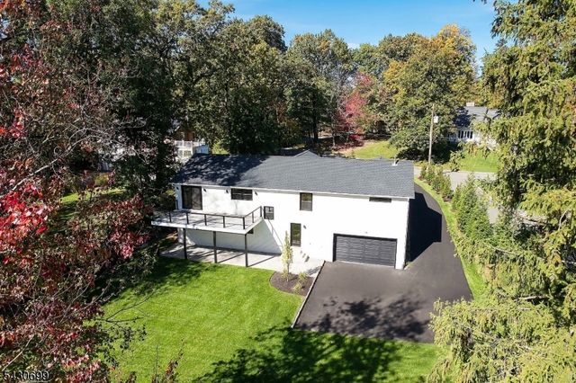 68 Grover Ln, West Caldwell Twp., NJ 07006